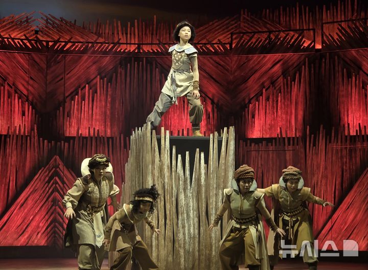 [서울=뉴시스] 김윤영 수습 기자 = 뮤지컬 푸른 사자 와니니 프레스콜이 열린 30일 오후 서울 노원구문화예술회관 대공연장에서 배우들이 하이라이트 장면 시연을 하고 있다. 2025.12.30. youn@newsis.com