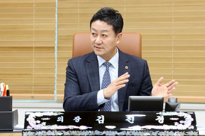 [수원=뉴시스] 김진경 경기도의회 의장이 30일 뉴시스와의 신년 인터뷰에서 발언하고 있다. (사진=경기도의회 제공) 2025.12.30. photo@newsis.com *재판매 및 DB 금지