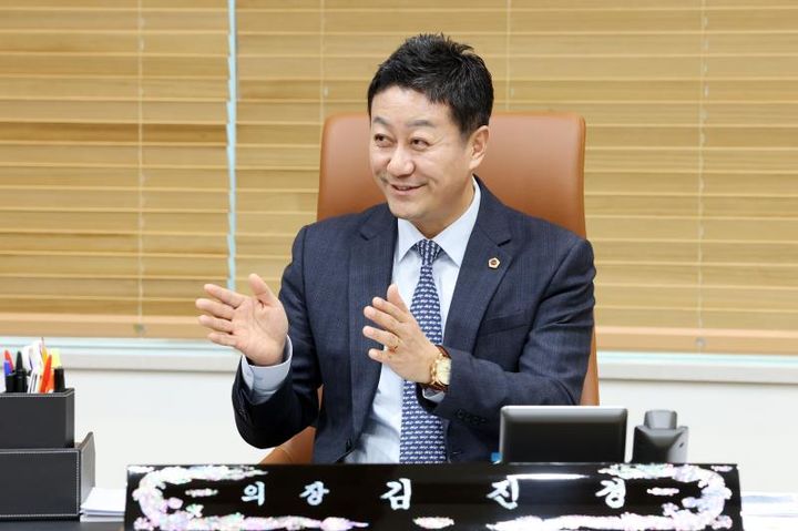 [수원=뉴시스] 김진경 경기도의회 의장이 30일 뉴시스와의 신년 인터뷰에서 발언하고 있다. (사진=경기도의회 제공) 2025.12.30. photo@newsis.com *재판매 및 DB 금지