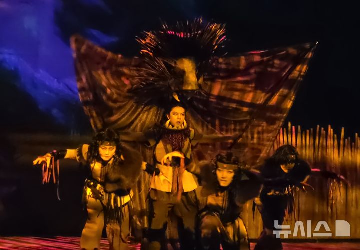 [서울=뉴시스] 김윤영 수습 기자 = 뮤지컬 푸른 사자 와니니 프레스콜이 열린 30일 오후 서울 노원구문화예술회관 대공연장에서 배우들이 하이라이트 장면 시연을 하고 있다. 2025.12.30. youn@newsis.com