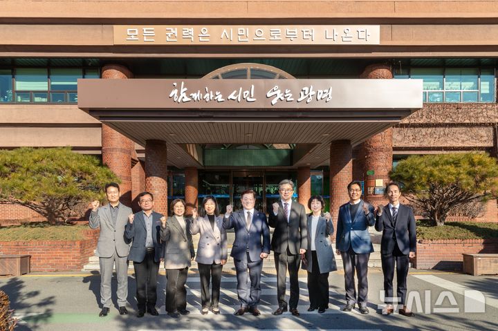 [광명=뉴시스]광명시가 청사 전면에 '모든 권력은 시민으로부터 나온다'라는 문구를 새겨넣었다(사진=광명시 제공)2025.12.30.photo@newsis.com