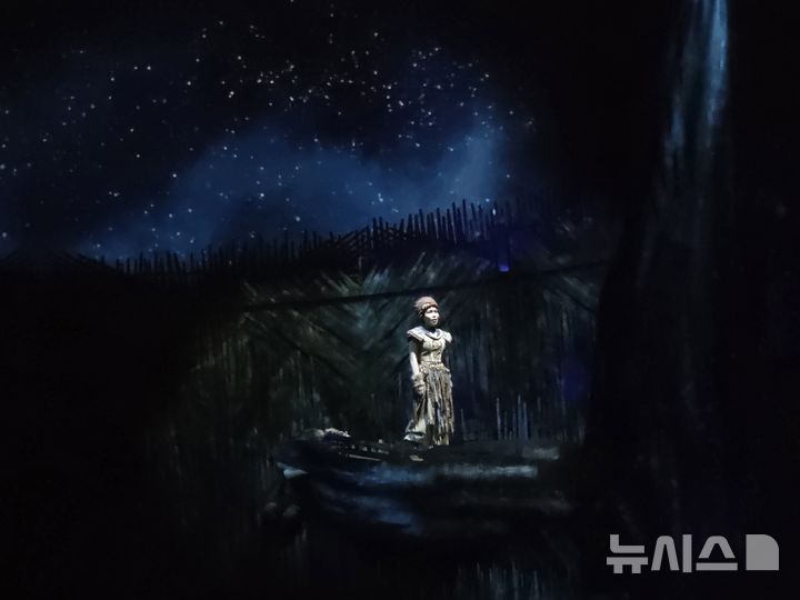 [서울=뉴시스] 김윤영 수습 기자 = 뮤지컬 푸른 사자 와니니 출연 배우 윤선희가 30일 서울 노원구문화예술회관 대공연장에서 주요 장면을 시연하고 있다. 2025.12.30. youn@newsis.com