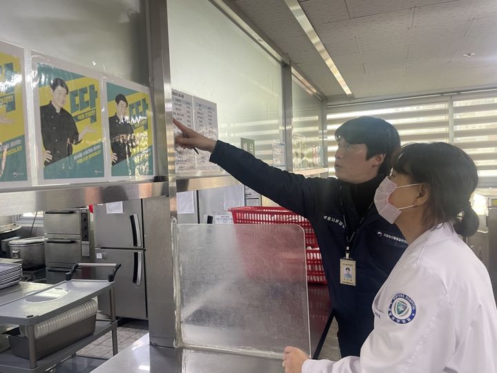 [대전=뉴시스] 지난 11월 국립농산물품질관리원 특별사법경찰이 대전 소재의 한 요양시설을 방문해 원산지 표시 단속을 벌이고 있다. (사진=국립농산물품질관리원 충남지원) 2025.12.30. photo@newsis.com *재판매 및 DB 금지