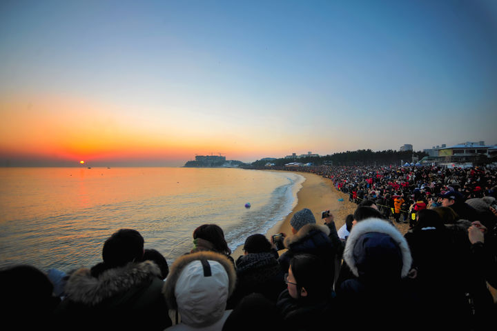 [속초=뉴시스] 2025년 속초해수욕장 해맞이 인파 모습.(사진=속초시 제공)photo@newsis.com *재판매 및 DB 금지