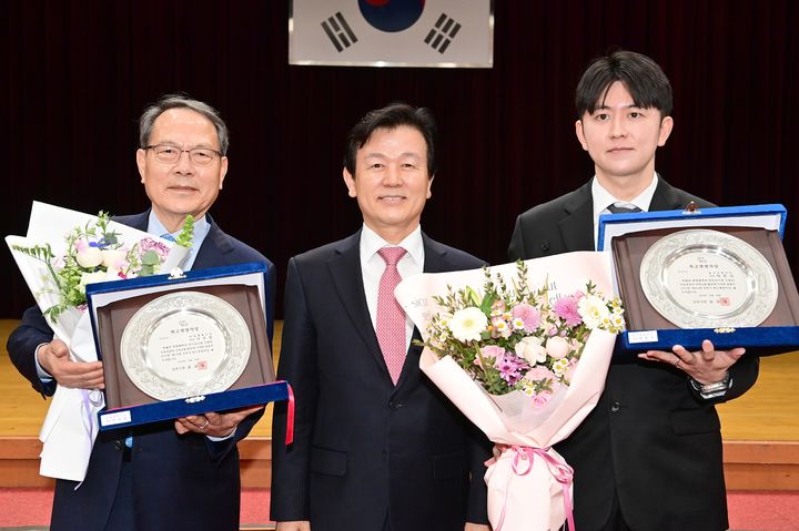 [진주=뉴시스]진주시, 2025년 최고경영자상 수상자 시상식.(사진=진주시 제공).2025.12.30.photo@newsis.com *재판매 및 DB 금지