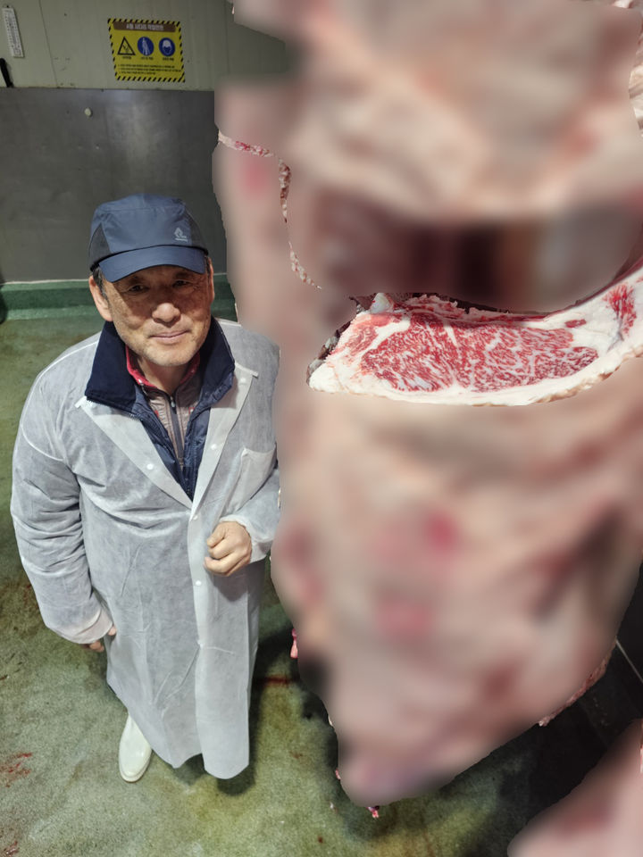 [제주=뉴시스] 제주시 한림읍에서 한우를 사육 중인 변철희씨가 제주축산농협 축산물공판장에 출하한 29개월령 한우 거세우의 등심단면적 171㎠ 앞에서 기념촬영 하고 있다. (사진=제주축산농협 제공) 2025.12.30. photo@newsis.com *재판매 및 DB 금지