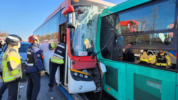 [서울=뉴시스] 30일 오후 1시3분께 서울 강동구 길동생태공원 앞 교차로에서 버스 3대와 승용차 1대가 추돌하는 사고가 발생했다.(사진=강동소방서 제공)2025.12.30. photo@newsis.com *재판매 및 DB 금지 *재판매 및 DB 금지