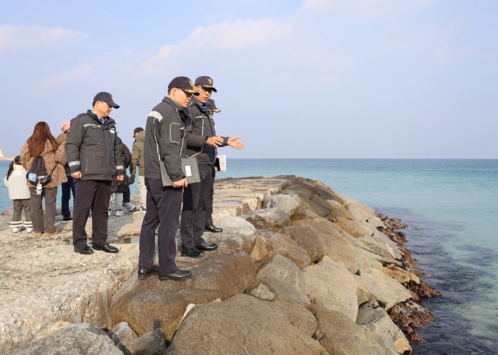 [강릉=뉴시스] 29일 박홍식 강릉해양경찰서 서장이 주문진 도깨비 방사제에서 인파 밀집 시 해상추락 등 사고 위험성을 대비해 점검에 나서고 있다.(사진=강릉해경 제공)photo@newsis.com *재판매 및 DB 금지