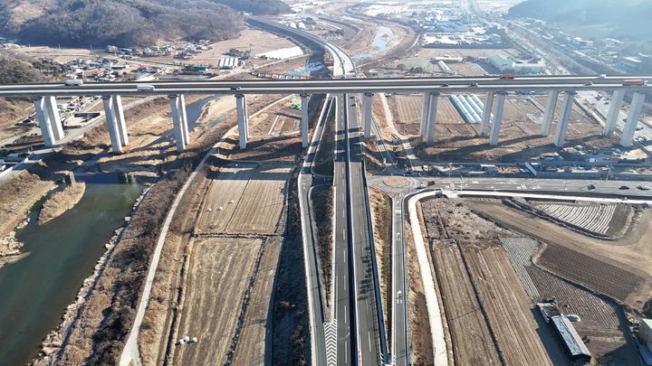 30일 개통한 충청내륙고속화도로 충주시 대소원면 만정리(신촌교차로) 구간. (사진=충북도 제공) *재판매 및 DB 금지