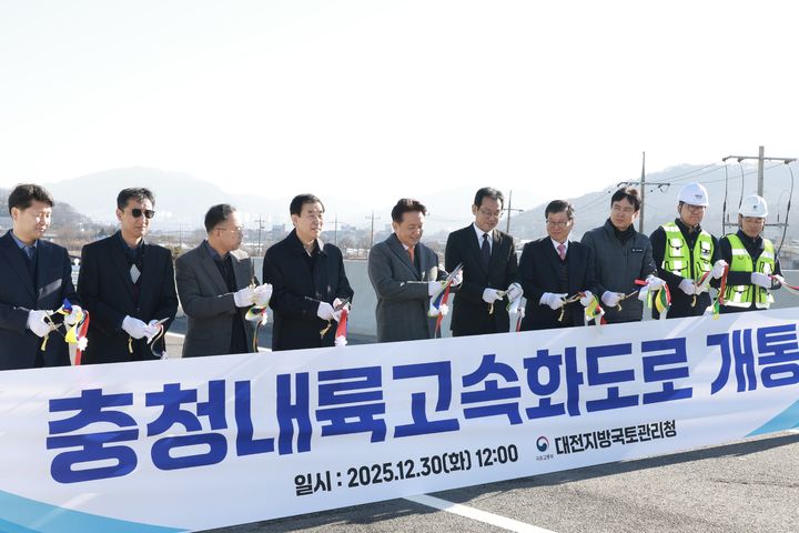 [청주=뉴시스] 30일 충북 음성군 소이면 충청내륙고속화도로 2공구 현장에서 열린 충청내륙고속화도로 전 구간 개통식에서 김영환 충북지사, 조길형 충주시장 등 참석자들이 개통 테이프 커팅을 하고 있다. (사진=충북도 제공) 2025.12.30. photo@newsis.com *재판매 및 DB 금지