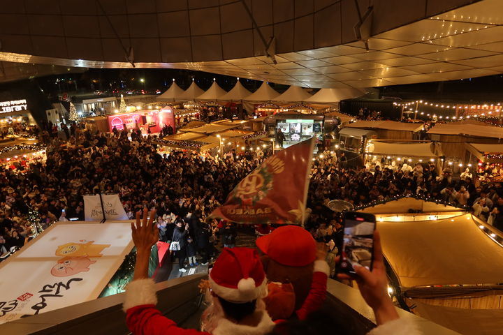 [부산=뉴시스] 지난 20일간 부산 해운대구 영화의전당에서 열린 '크리스마스 빌리지 부산' 행사가 총 45만명의 관광객을 유치하고 약 720억원 규모의 지역경제 파급 효과를 거뒀다. (사진=푸드트래블 제공) 2025.12.30. photo@newsis.com *재판매 및 DB 금지