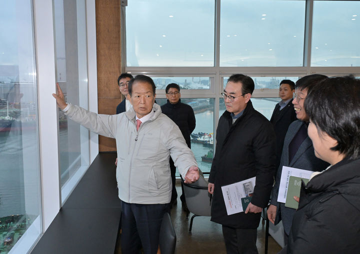 [울산=뉴시스] 울산시 남구가 장생포 문화창고 경관개선 사업을 준공하고 서동욱 남구청장 주재로 시설물 현장점검을 실시했다. (사진=울산 남구 제공) photo@newsis.com *재판매 및 DB 금지