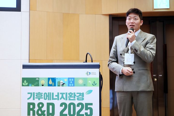 [서울=뉴시스] 황용경 엘디카본 창업자가 기후에너지환경 R&D 성과발표회에서 발표 중이다. (사진=엘디카본 제공) *재판매 및 DB 금지