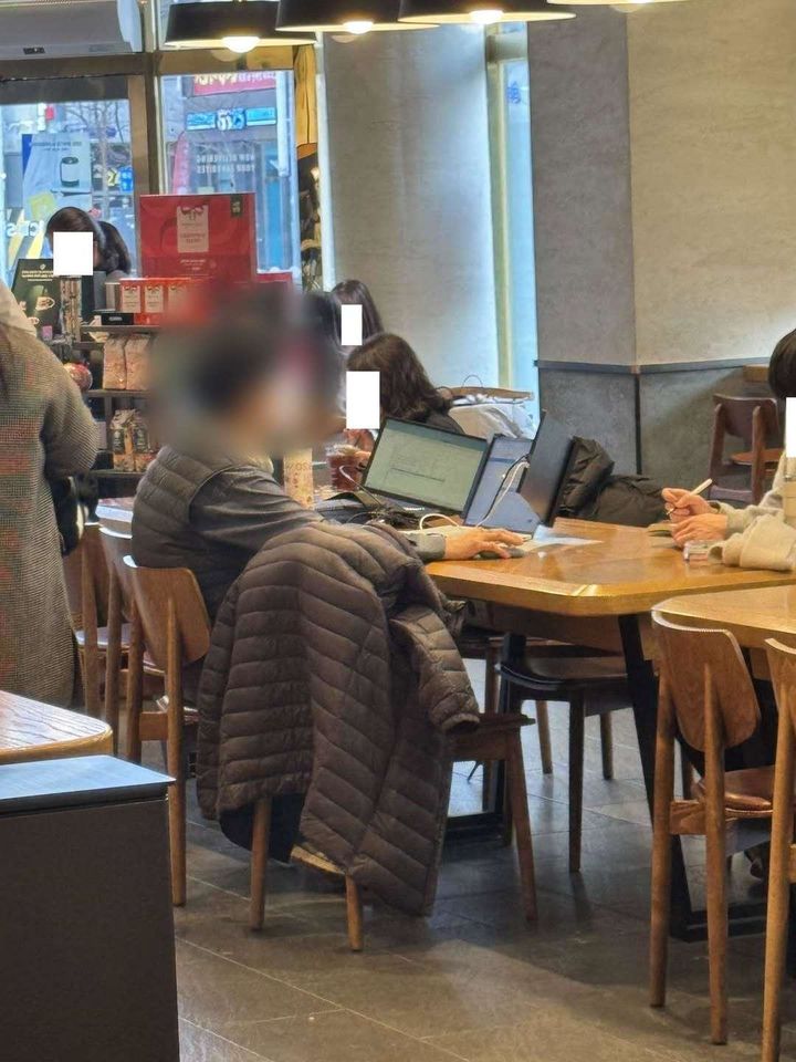 [뉴시스] 한 스타벅스 매장에서 혼자서 좌석 4개를 차지해 다른 손님들에게 불편을 주는 이른바 '진상 손님'이 포착되며 눈살을 찌푸리게 했다. (사진=보배드림 캡처) *재판매 및 DB 금지