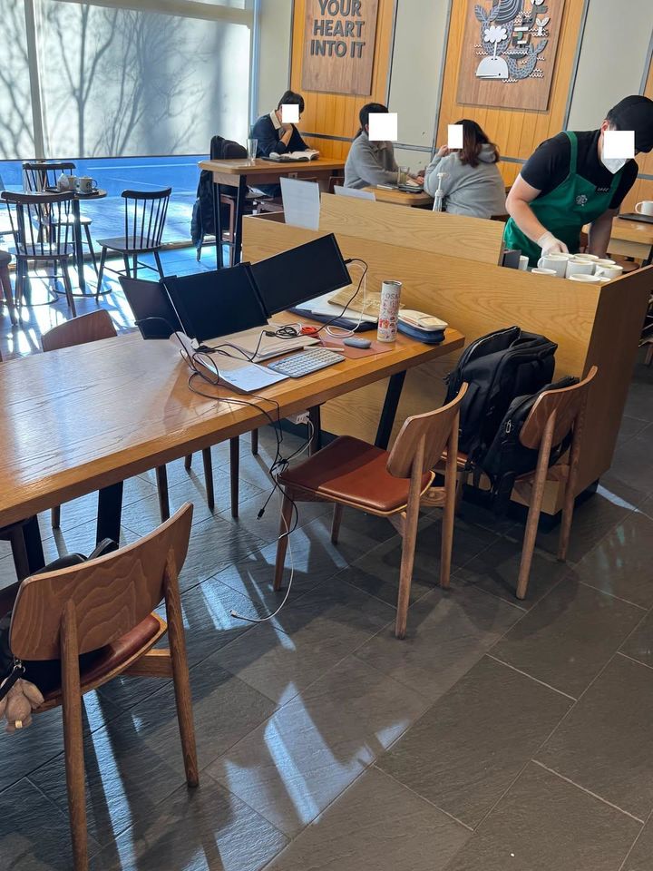 [뉴시스] 테이블 위에 노트북과 함께 확장형 디스플레이 두 대가 연결돼 있다. (사진=보배드림 캡처) *재판매 및 DB 금지