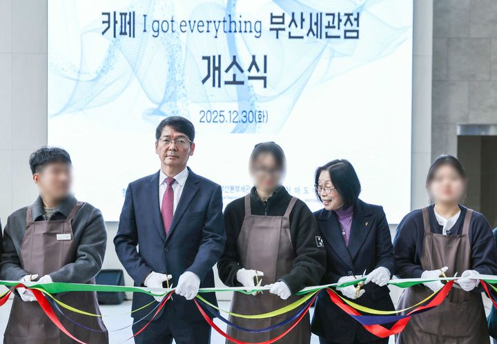 [부산=뉴시스] 부산세관은 중증장애인 채용카페 '아이갓에브리씽 부산세관점'이 30일 부산세관 1층에 문을 열었다고 밝혔다. (사진=부산세관 제공) 2025.12.30. photo@newsis.com *재판매 및 DB 금지