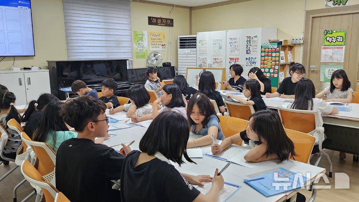 [전주=뉴시스]윤난슬 기자 = 신협중앙회 전북본부는 2025년 한 해 동안 전북지역 48개 조합이 신협사회공헌재단에 총 1억4293만원의 기부금을 전달했다고 30일 밝혔다. (사진=신협 전북본부 제공) photo@newsis.com 