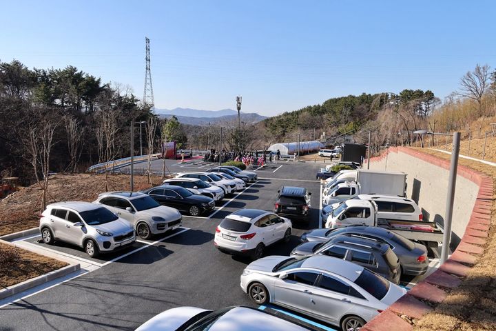 [대전=뉴시스] 대전 대덕구 계족산 임도 초입에 조성된 공영주차장 *재판매 및 DB 금지