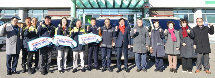 [횡성=뉴시스] 2025 의용소방대 순찰차량 전달식에서 김명기 군수(오른쪽에서 여섯 번째)가 함께하고 있다. (사진=횡성군 제공) 2025.12.30. photo@newsis.com *재판매 및 DB 금지
