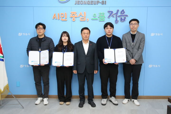 [정읍=뉴시스] 30일 정읍시가 재정의 효율성 향상에 기여한 공직자를 '2025년 적극행정 예산절감 유공공무원'으로서 표창했다. 이학수 시장(왼쪽 세번째)이 표창을 받은 공직자들과 사진을 찍고 있다. *재판매 및 DB 금지