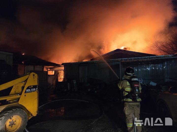 [김해=뉴시스]김해 돈사 화재. (사진=소방서 제공). 2025.12.30. photo@newsis.com 