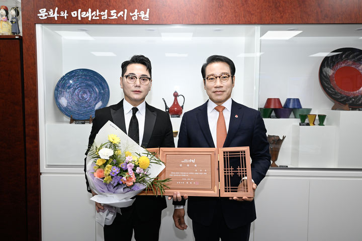 [남원=뉴시스] 남원시 모건우 홍보대사(왼쪽)가 최경식 시장(오른쪽)과 사진을 찍고 있다. *재판매 및 DB 금지