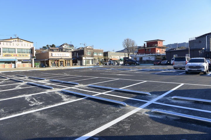 [횡성=뉴시스] 횡성읍 중심시가지 주차장 조성 모습. (사진=횡성군 제공) 2025.12.30. photo@newsis.com *재판매 및 DB 금지