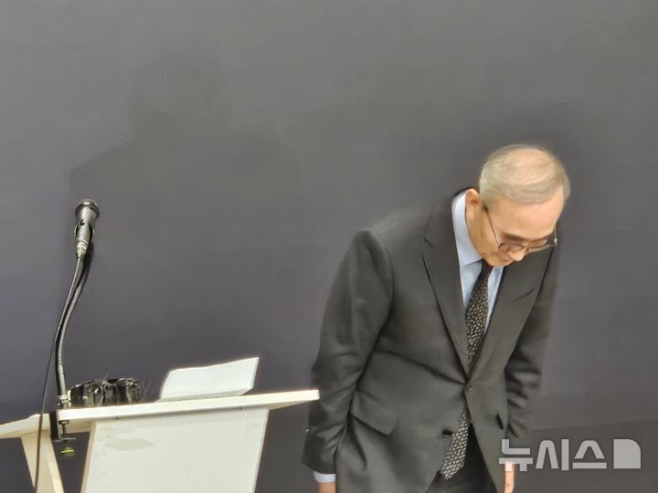 [서울=뉴시스] 박은비 기자 = 김영섭 KT 대표이사가 30일 서울 광화문 사옥에서 열린 KT 침해사고 관련 대고객 사과 및 정보보안 혁신방안 기자브리핑에서 고개 숙여 사과하고 있다. 2025.12.30. silverline@newsis.com