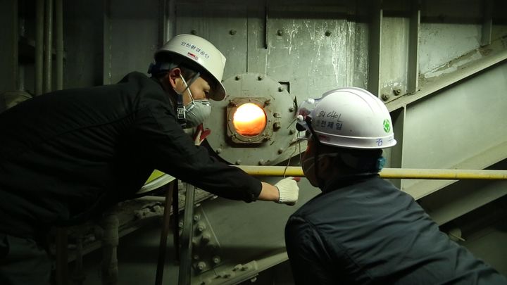 [인천=뉴시스] 인천환경공단 직원들이 소각로를 점검하고 있다. (사진=인천환경공단 제공) 2025.12.30. photo@newsis.com *재판매 및 DB 금지