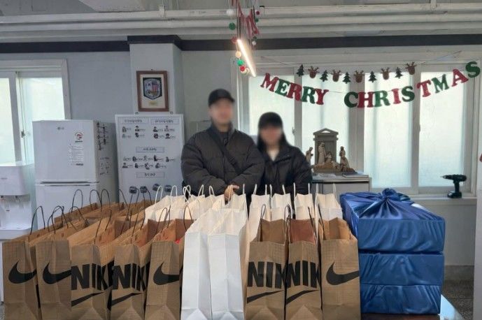 [뉴시스] 한 부부가 크리스마스를 맞아 보육원 아이들에게 신발을 선물한 사연이 전해지며 훈훈한 감동을 주고 있다. (사진='보배드림' 캡처) *재판매 및 DB금지 *재판매 및 DB 금지