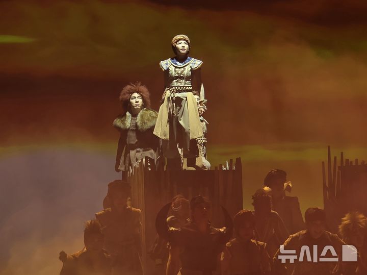 [서울=뉴시스] 김윤영 수습 기자 = 뮤지컬 푸른 사자 와니니 프레스콜이 열린 30일 오후 서울 노원구문화예술회관 대공연장에서 배우들이 하이라이트 장면 시연을 하고 있다. 2025.12.30. youn@newsis.com