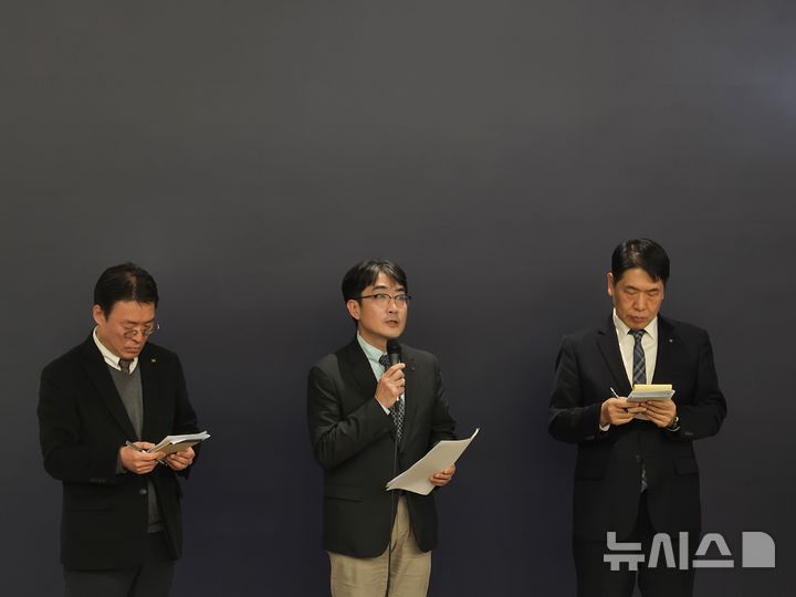 [서울=뉴시스] 박은비 기자 = 권희근 KT Customer부문 마케팅혁신본부장, 박민우 KT 정보보안혁신TF장, 구재형 KT 네트워크부문 네트워크기술본부장(왼쪽부터)이 30일 서울 광화문 사옥에서 KT 침해사고 관련 대고객 사과 및 정보보안 혁신방안 기자브리핑에서 기자들과 질의응답을 진행하고 있다. 2025.12.30. silverline@newsis.com