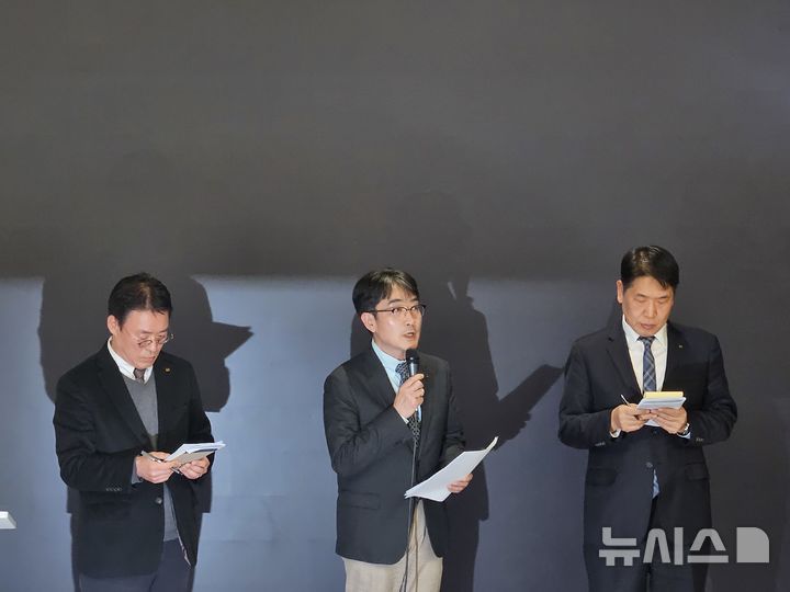 [서울=뉴시스] 박은비 기자 = 권희근 KT Customer부문 마케팅혁신본부장, 박민우 KT 정보보안혁신TF장, 구재형 KT 네트워크부문 네트워크기술본부장(왼쪽부터)이 30일 서울 광화문 사옥에서 KT 침해사고 관련 대고객 사과 및 정보보안 혁신방안 기자브리핑에서 기자들과 질의응답을 진행하고 있다. 2025.12.30. silverline@newsis.com