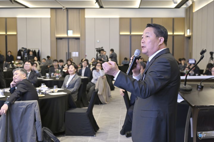 [순창=뉴시스] 지난 29일 최영일 순창군수가 '농어촌 기본소득 시범사업 성과창출 협의체 출범식'에서 순창형 기본소득 모델과 농촌 기본사회 비전을 제시하고 있다. *재판매 및 DB 금지