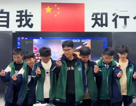 [뉴시스] 중국 산둥성 더저우시의 한 중학교 남학생들이 지각한 벌로 교단 위에서 춤을 추고 있는 모습. (사진=더우인 캡처) 2025.12.30 *재판매 및 DB 금지