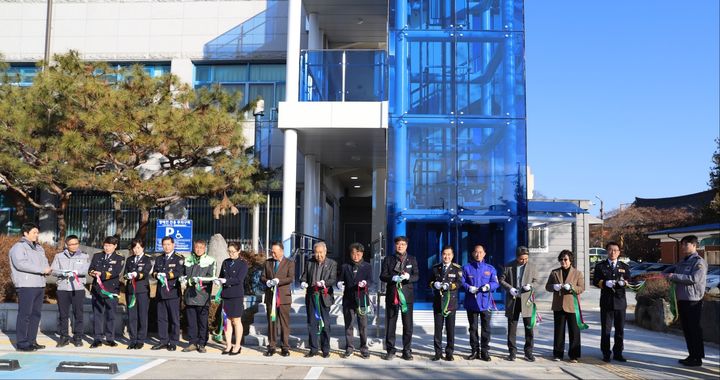 [함양=뉴시스] 함양경찰서, 장애인 승강기 준공기념식 개최 (사진=함양경찰서 제공) 2025. 12. 30. photo@newsis.com *재판매 및 DB 금지