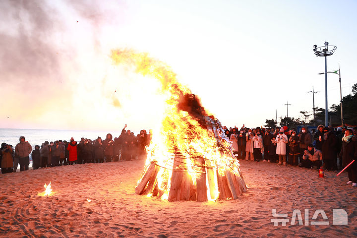 [울진=뉴시스] 안병철 기자 = 지난 1월1일 망양정해수욕장에서 펼쳐진 해맞이 행사 모습.(사진=울진군 제공) 2025.12.30. photo@newsis.com