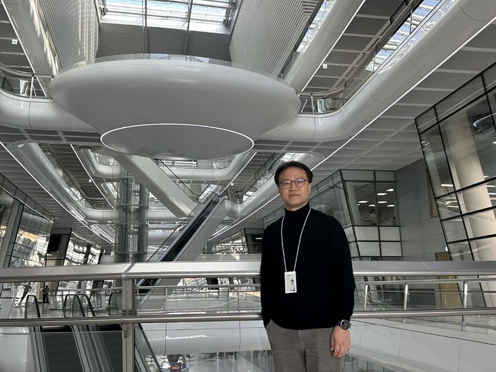 [서울=뉴시스] 대전 유성구 연구개발특구에 있는 연구시설 한국테크노돔에서 만난 김성호 한국타이어테크놀로지 버추얼 엔지니어링 담당 전무. (사진=한국타이어 제공) 2025.12.18 photo@newsis.com *재판매 및 DB 금지