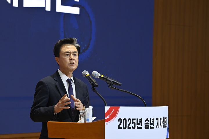 [홍성=뉴시스] 김태흠 충남지사, 2025 송년기자회견 모습. *재판매 및 DB 금지