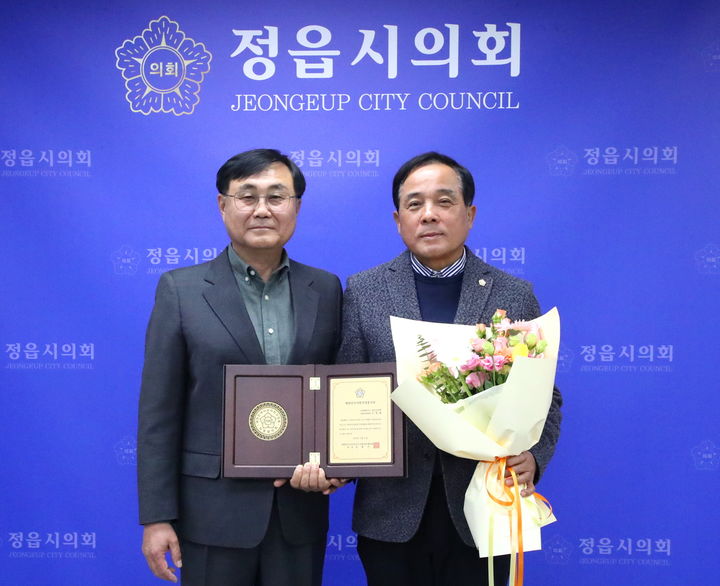 [정읍=뉴시스] 대한민국시군자치구의회의장협의회로부터 '대한민국 지방의정 봉사상'을 수상한 정읍시의회 오명제 의원(오른쪽)이 박일 정읍시의장(왼쪽)과 기념사진을 찍고 있다. *재판매 및 DB 금지