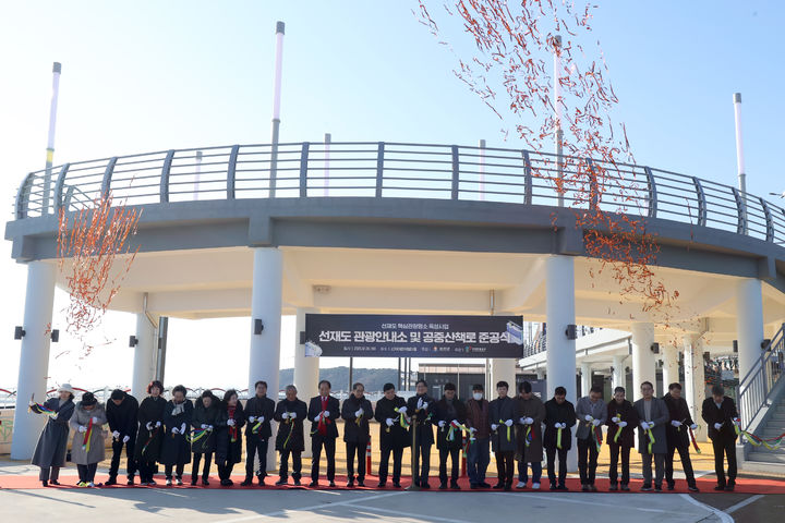 [인천=뉴시스] 30일 인천 옹진군 영흥면 선재도에서 열린 '관광안내소 및 공중산책로 준공식'에서 참석자들이 기념 촬영하고 있다. (사진=옹진군 제공) 2025.12.30. photo@newsis.com *재판매 및 DB 금지