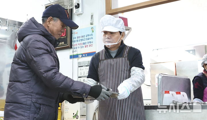 [김해=뉴시스]홍정명 기자=박완수 경남도지사가 30일 대한노인회 김해시지회가 운영하는 김해시노인복지회관 무료경로식당에서 배식 봉사를 하고 있다.2025.05.27. photo@newsis.com