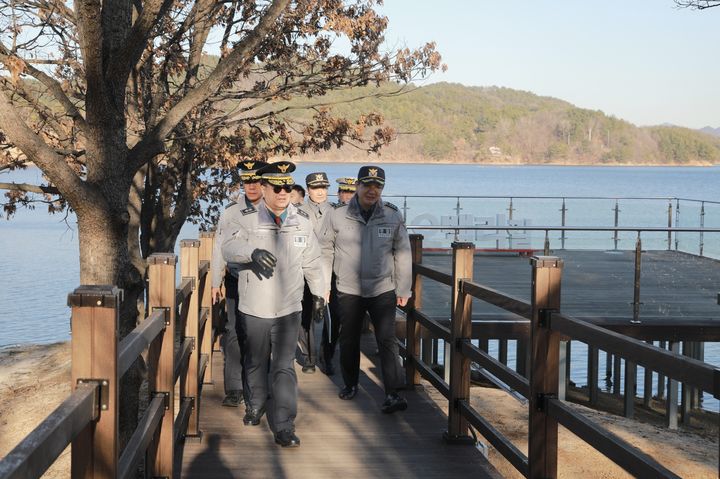 [대전=뉴시스] 대전경찰청이 30일 다가오는 새해를 맞아 해맞이 다중 운집 인파 예상 지역 중 하나인 대전 동구 대청호 명상정원 일원 현장점검을 실시했다.(사진=대전경찰청 제공) 2025.12.30. photo@newsis.com *재판매 및 DB 금지