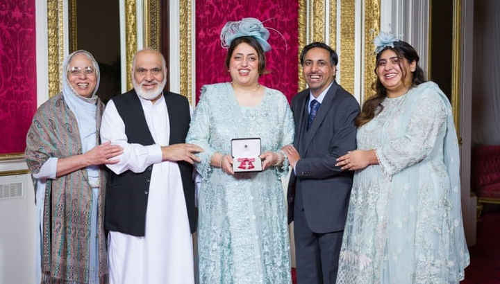 [서울=뉴시스] = 머지사이드 경찰청 회계 감사관으로서 공로를 인정받아 MBE 훈장을 수여받은 시각장애인 사이마 아슈라프. (제공=영국 DPA) 2025.12.31. photo@newsis.com *재판매 및 DB 금지