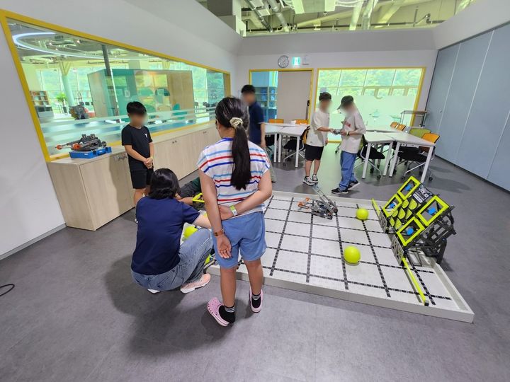 [창원=뉴시스]미래교육원에서 지난 여름방학때 특별프로그램을 운영했던 모습. (사진=경남교육청 제공) 2025.12.30. photo@newsis.com *재판매 및 DB 금지