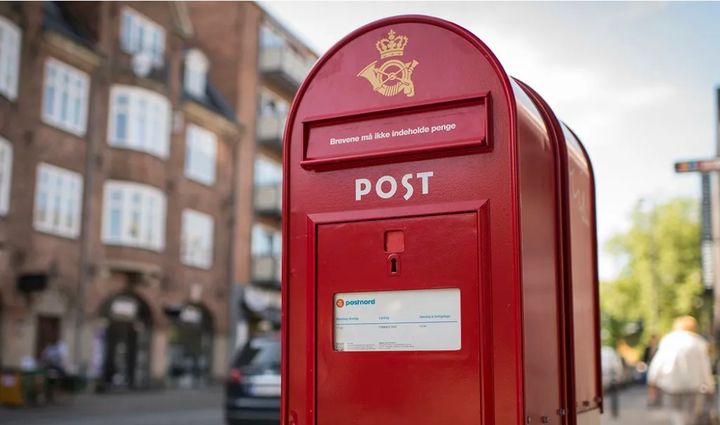 [서울=뉴시스]덴마크의 국영 우편 서비스 포스트노르드가 30일 마지막 편지 우편 배달에 나섰다고 CNN이 보도했다. 디지털 시대의 도래로 400년 간의 운영을 마무리하는 것이다. 이로써 덴마크는 세계 최초로 실물 우편이 더 이상 필수적이지 않거나 경제적으로 실행 가능성이 없다고 결정한 국가가 됐다. 6월부터 철거가 시작된 덴마크의 추체통. <사진출처 : 스미소니언 매거진> 2025.12.30.
