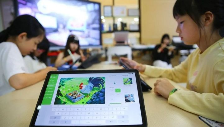 [서울=뉴시스]중국이 아이들에게 안전장치를 제공하고 챗봇이 자해나 폭력으로 이어질 수 있는 조언을 제공하지 못하도록 엄격한 새로운 인공지능(AI) 규칙을 제안했다고 BBC가 30일 보도했다. <사진 출처 : 더 뉴스 인터내셔널> 2025.12.30.