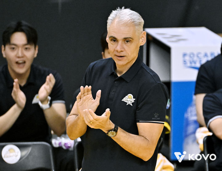 [서울=뉴시스]남자배구 KB손해보험 카르발류 감독. (사진=KOVO 제공)