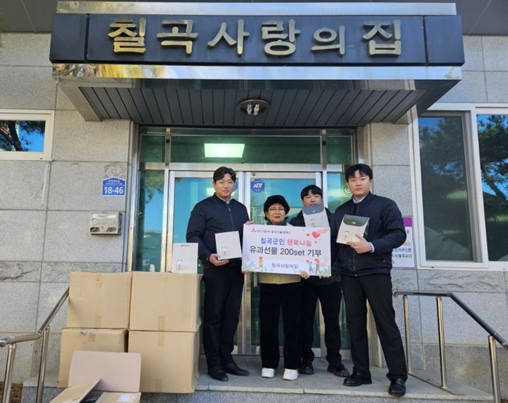 [칠곡=뉴시스] 전경진(왼쪽) 소장이 성품을 전달하고 있다. (사진=칠곡휴게소 제공) 2025.12.30 photo@newsis.com *재판매 및 DB 금지