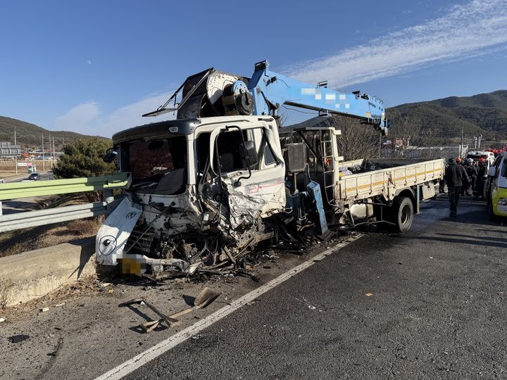 [대구=뉴시스] 30일 오후 1시58분께 대구 군위군 효령면 간동삼거리 인근 도로에서 SUV 차량과 5t 화물차가 충돌했다. (사진=대구소방안전본부 제공) 2025.12.30. photo@newsis.com *재판매 및 DB 금지